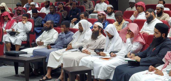 أقامت كلية الشريعة لقاء أكاديميًا بعنوان:  "معالجة التطرف والانحراف في ضوء القرآن الكريم"